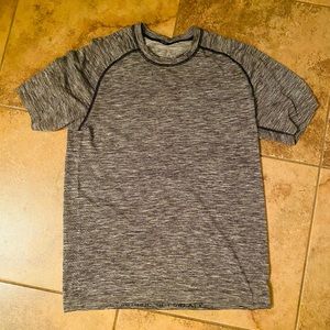 💕SOLD💕 Lululemon Mens Short Sleeve Shirt, size M